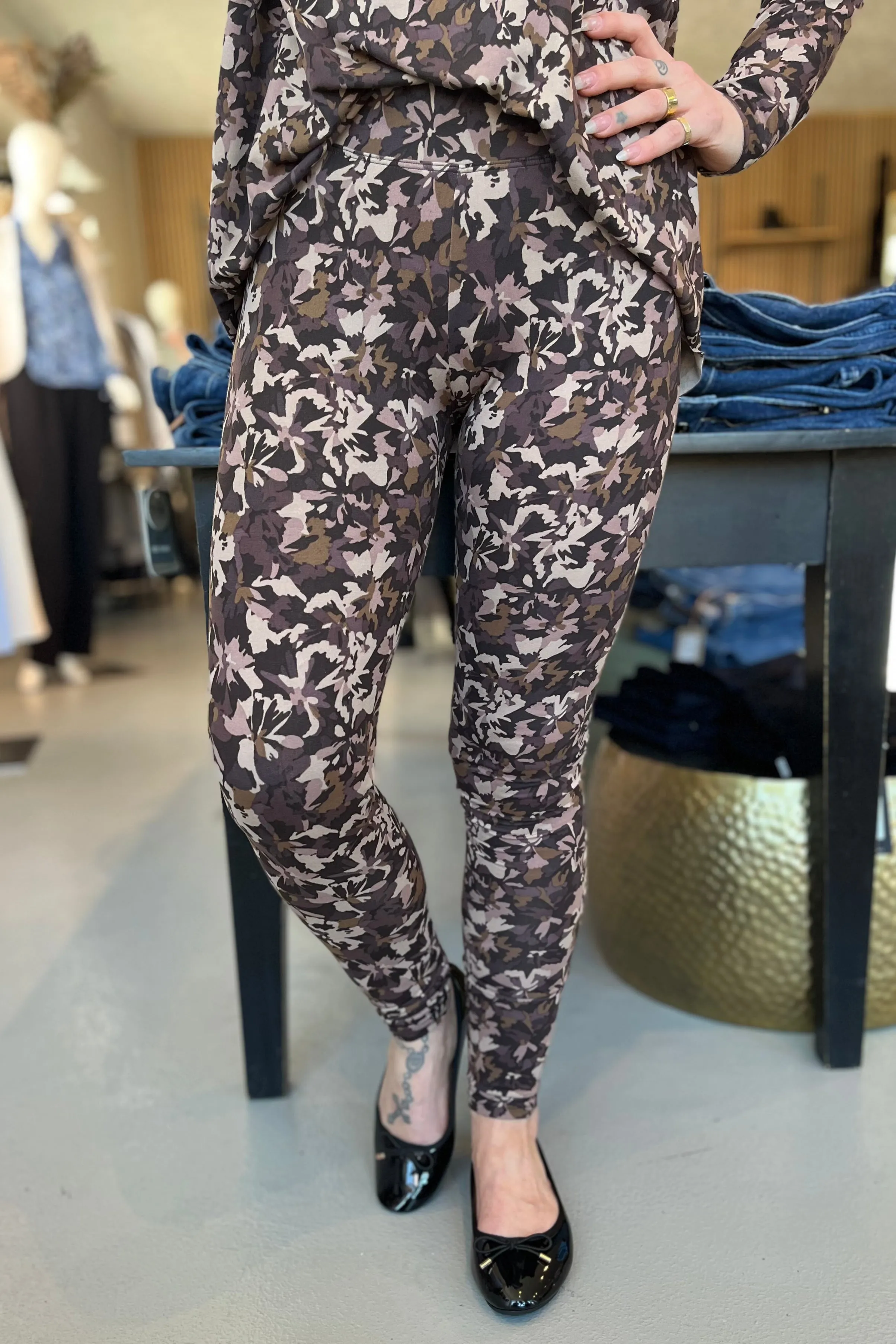 Alma Leggings | Brown Camo Flower | Leggings fra Liberté