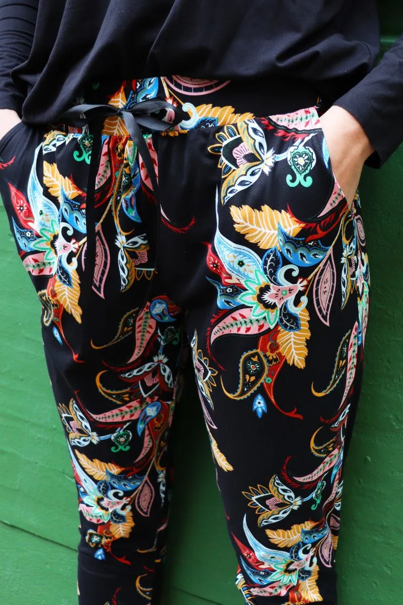 Alma Pants | Black Multicolor Paisley | Bukser fra Liberté